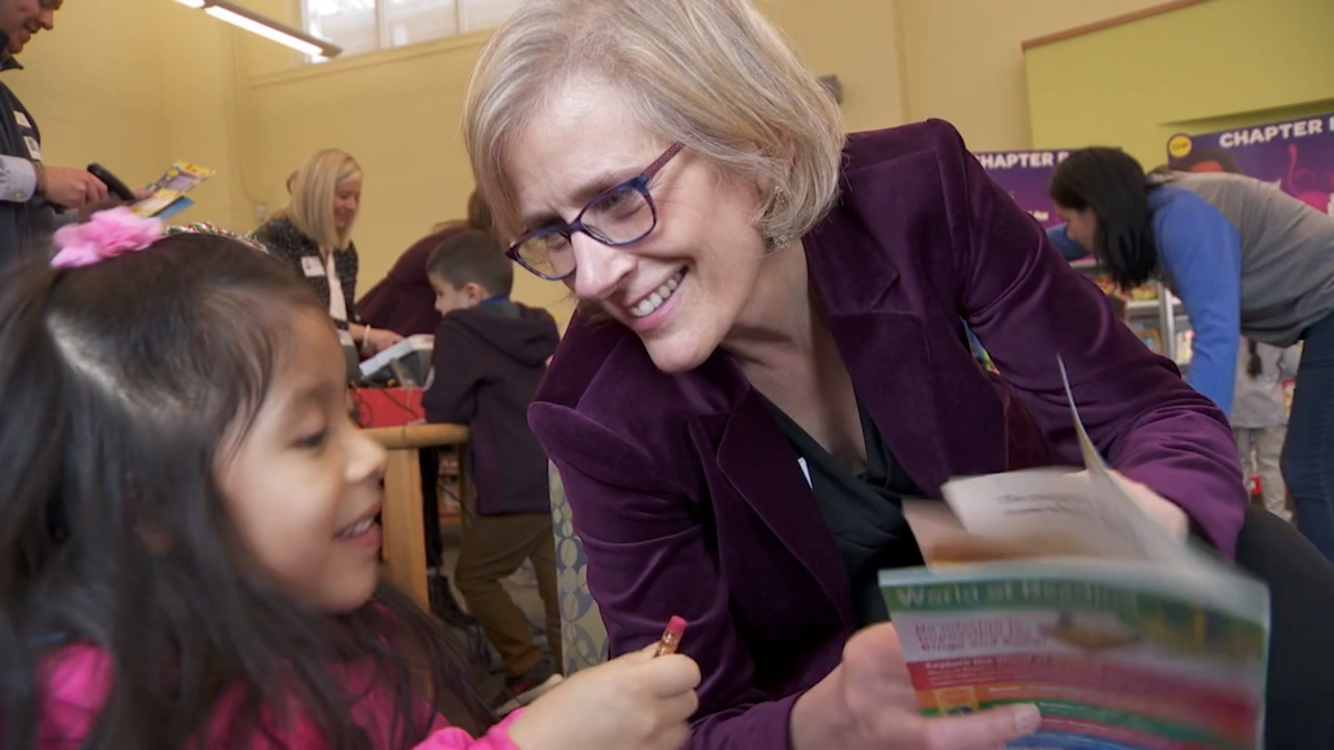 Scripps Howard Fund President and CEO Liz Carter reading to young girl during 